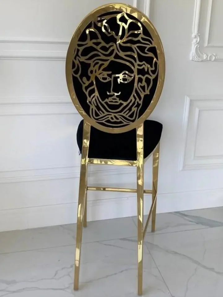 Detal w zbliżeniu Hokera Glamour Medusa, ukazujący jego wysokiej jakości materiały. Meble na zamówienie od Primavera Home.