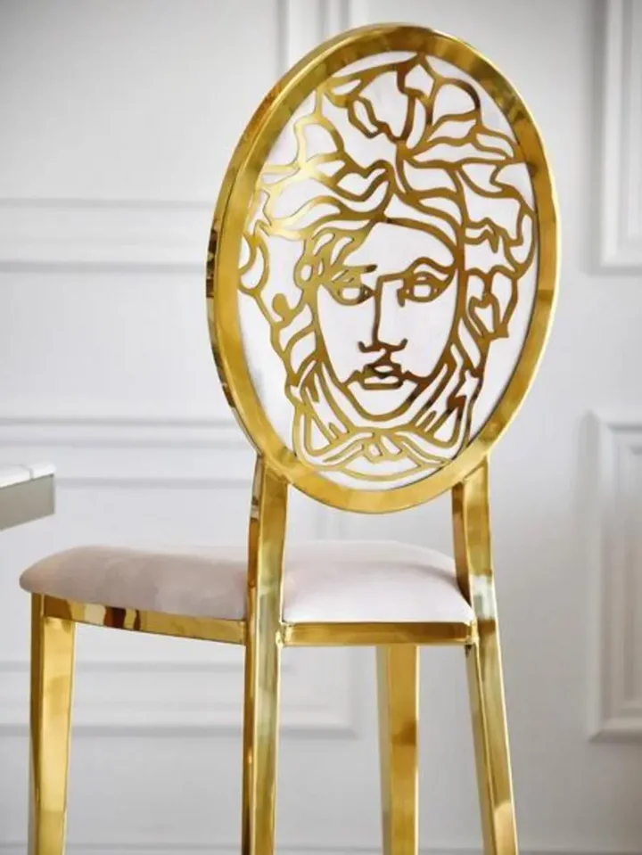 Hoker MEDUSA Glamour w jasnym wnętrzu. Detal wykończenia od Primavera Home.