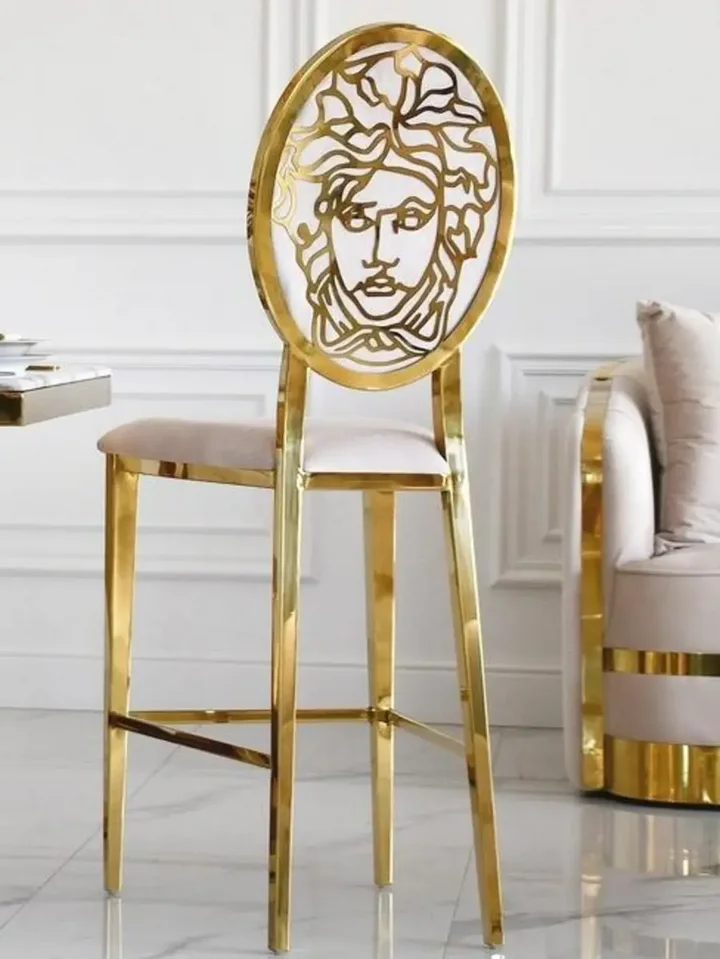 Hoker MEDUSA Glamour w ujęciu z przodu. Ekspozycja w salonie z meblami na zamówienie od Primavera Home.