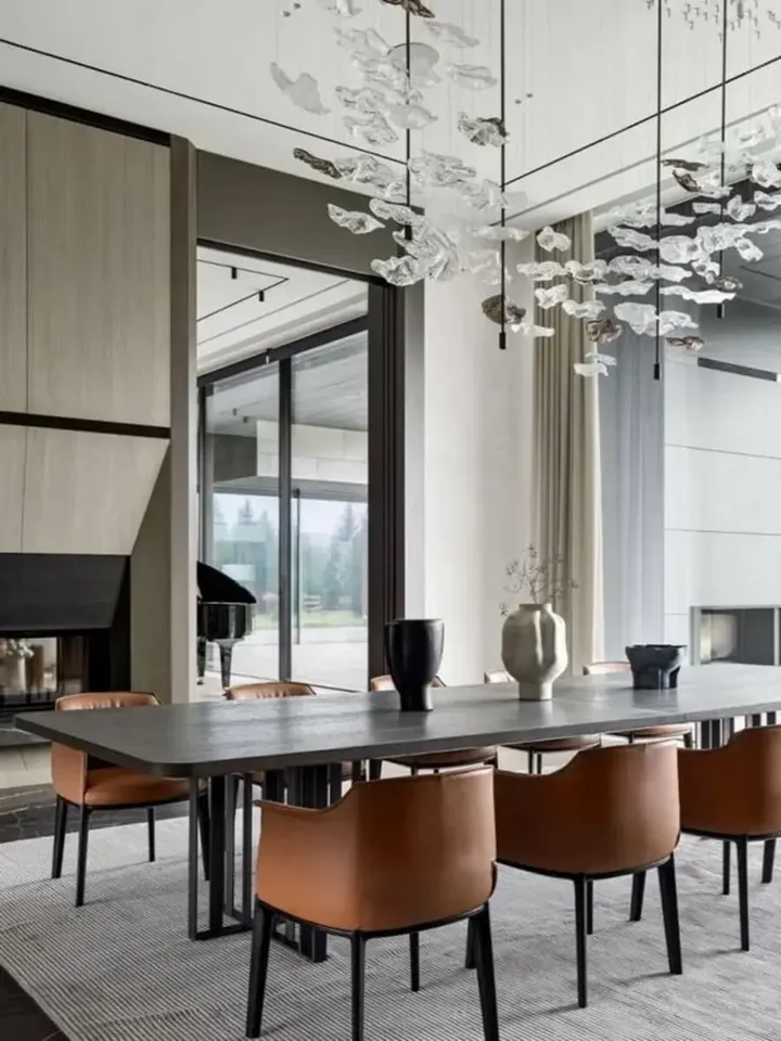 Widok od dołu na designerskie krzesło MODERN, zwracające uwagę na detale. Meble na zamówienie od Primavera Home.
