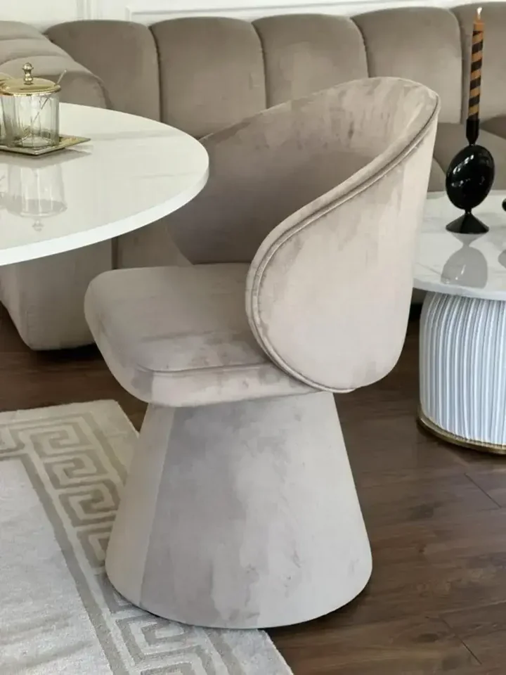 Nowoczesne Krzesło Obrotowe Dolce – Tapicerowane i Designerskie w biurze, widok z przodu. Meble na zamówienie od Primavera Home.