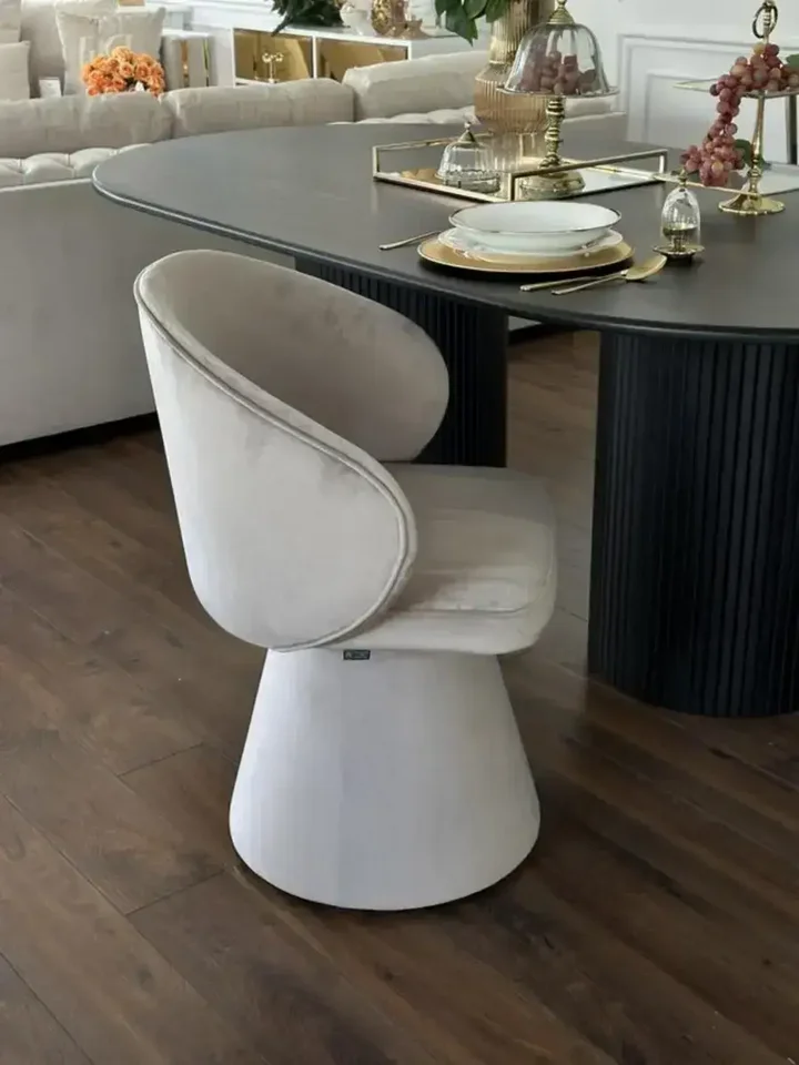 Nowoczesne Krzesło Obrotowe Dolce – Tapicerowane i Designerskie na wolnym powietrzu. Ekspozycja w salonie od Primavera Home.