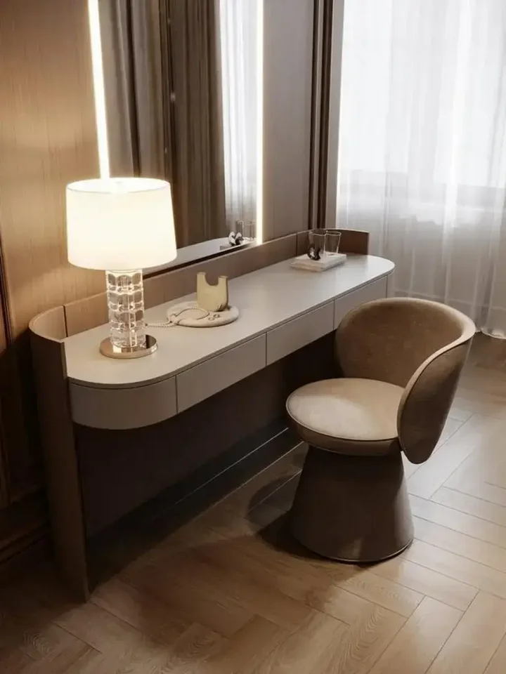 Nowoczesne Krzesło Obrotowe Dolce – Tapicerowane i Designerskie eksponowane na balkonie. Ekspozycja w salonie od Primavera Home.