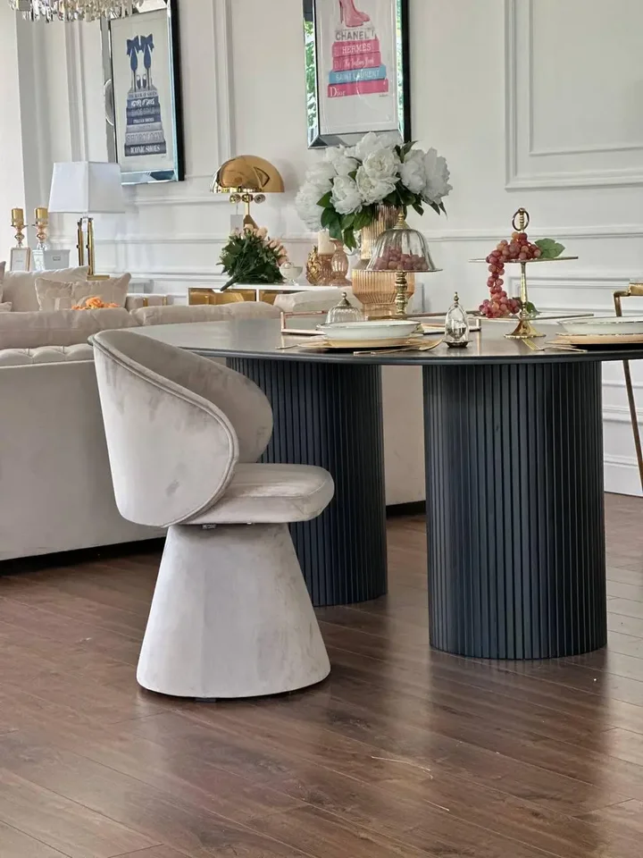 Nowoczesne Krzesło Obrotowe Dolce – Tapicerowane i Designerskie w aranżacji salonu. Ekspozycja w salonie od Primavera Home.