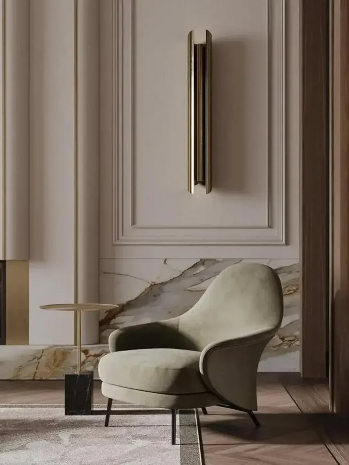 Designerski Fotel Linea z Podnóżkiem – Nowoczesny i Tapicerowany w prezentacji w nowoczesnym salonie. Aranżacja nowoczesnego wnętrza od Primavera Home.