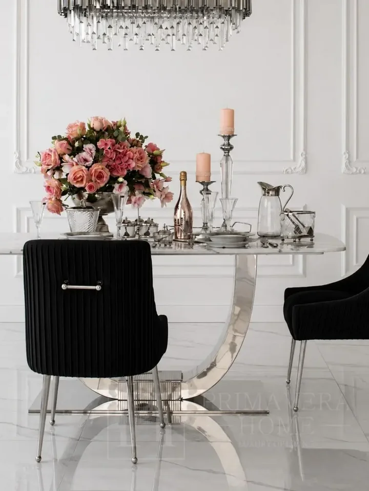 Perspektywiczne ujęcie czarnego krzesła tapicerowanego glamour z kołatką Paloma. Ekspozycja w salonie od Primavera Home.