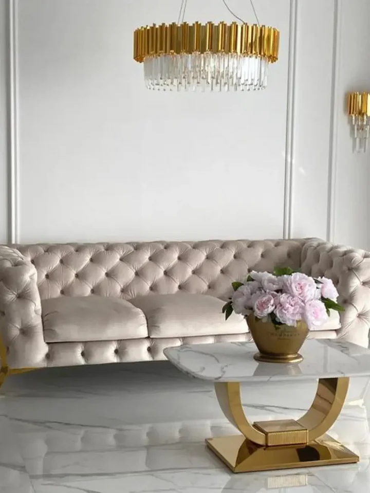 Luksusowa złota sofa pikowana DIVA GOLD w ekspozycji showroomu. Detal wykończenia pokazany przez Primavera Home.