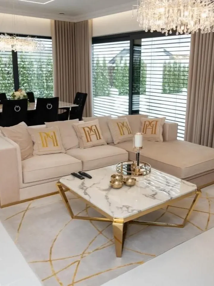 Narożnik beżowy welwetowy EMPORIO zestawiony z designerskimi dodatkami. Ekspozycja w salonie od Primavera Home.