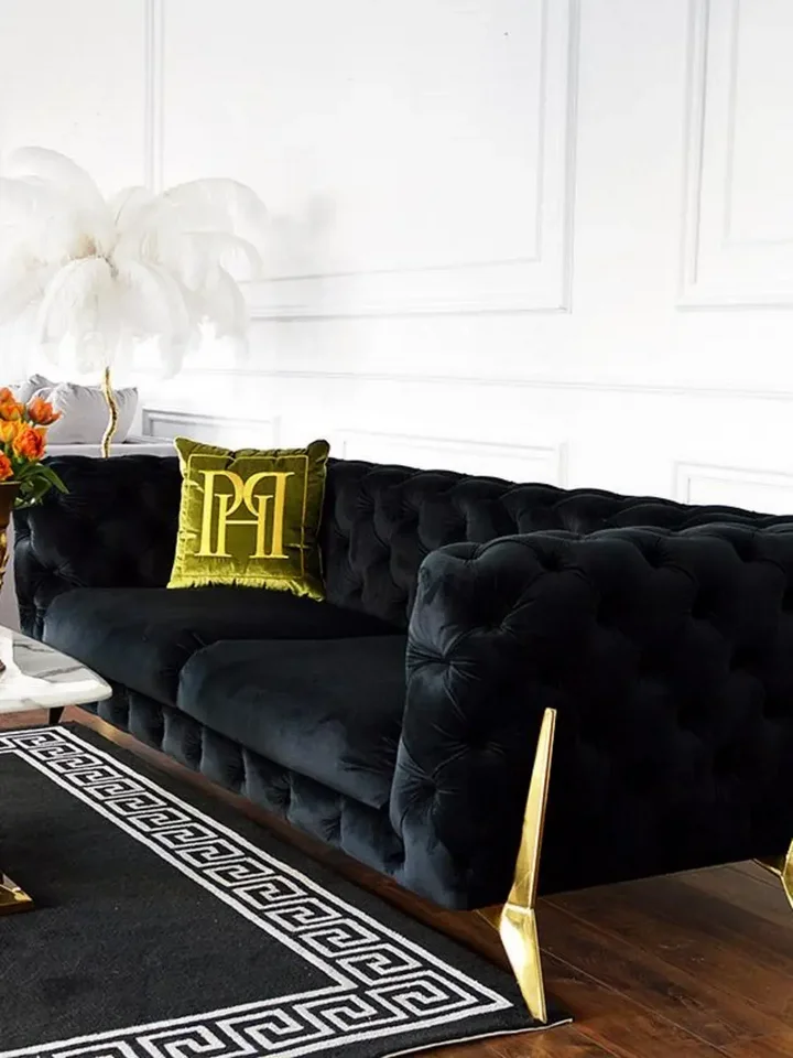 Luksusowa złota sofa pikowana DIVA GOLD w perspektywie salonowej, idealne uzupełnienie przestrzeni. Ekspozycja w salonie Primavera Home.