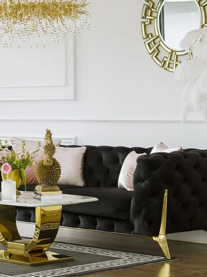 Luksusowa złota sofa pikowana DIVA GOLD w stylowym kącie salonu, tworząca wyjątkowy klimat. Meble na zamówienie od Primavera Home.