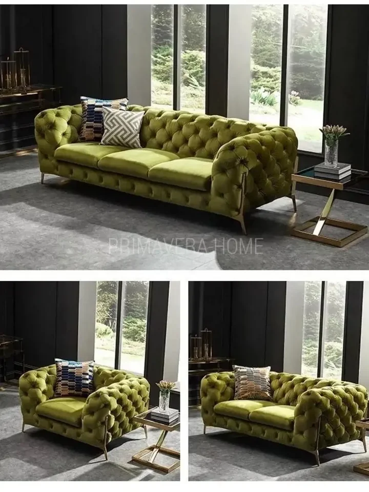 Luksusowa złota sofa pikowana DIVA GOLD widziana z latem, przyjemna atmosfera. Ekspozycja w salonie Primavera Home.