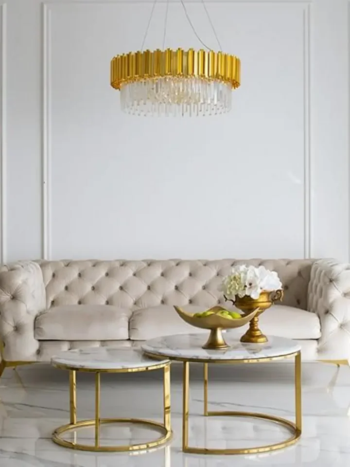 Luksusowa złota sofa pikowana DIVA GOLD z widokiem na siedzisko, ukazująca komfort. Meble na zamówienie od Primavera Home.