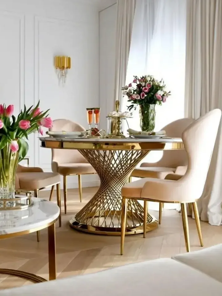 Stylowy kącik w salonie z Ekskluzywnym Okrągłym Stołem Antonio 130 cm od Primavera Home.