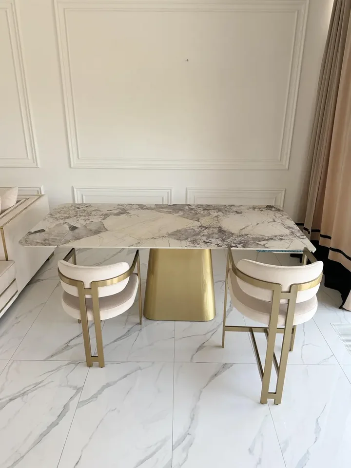 Stół w Stylu Włoskim BELISSIMA w aranżacji nowoczesnego wnętrza. Ekspozycja w salonie od Primavera Home.