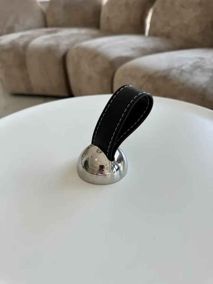 Ekspozycja stolika kawowego nowoczesnego okrągłego z ekosóry Tavolino w showroomie. Meble na zamówienie od Primavera Home.