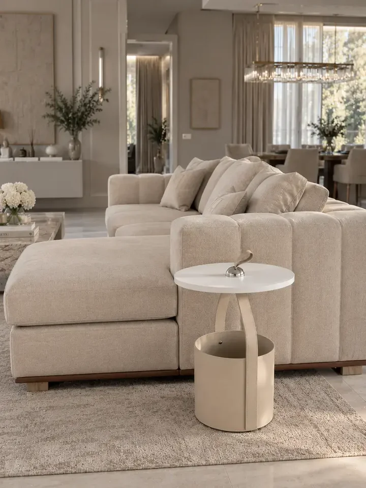 Stolik kawowy umieszczony w eleganckiej aranżacji w salonie, podkreślającej nowoczesny styl od Primavera Home.