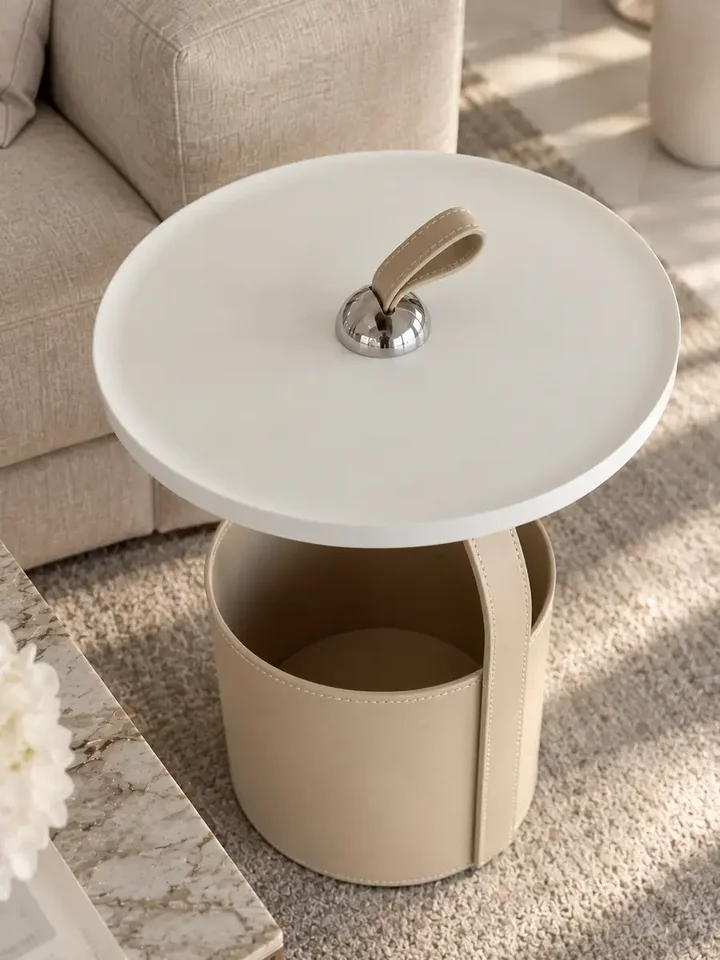 Stolik kawowy w designerskim wnętrzu, eksponujący nowoczesność i funkcjonalność od Primavera Home.