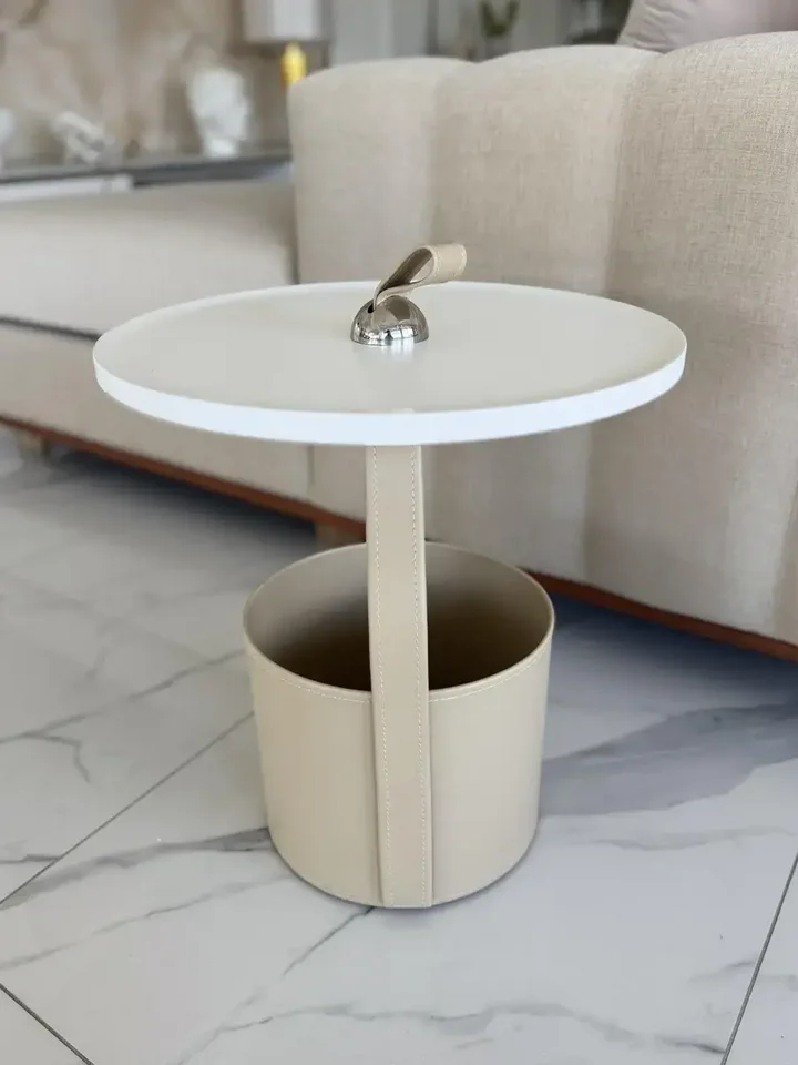 Minimalistyczna aranżacja z wykorzystaniem stolika kawowego, ujawniająca jego elegancki charakter od Primavera Home.