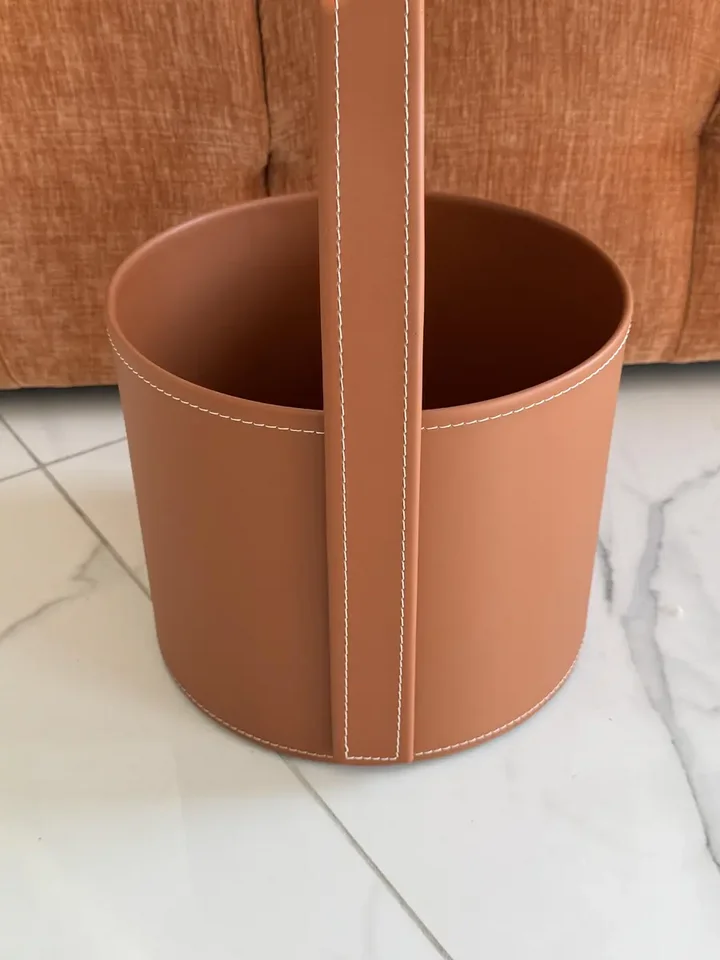 Widok z boku na stolik kawowy z ekosóry Tavolino, doskonały do aranżacji nowoczesnego wnętrza w ofercie Primavera Home.