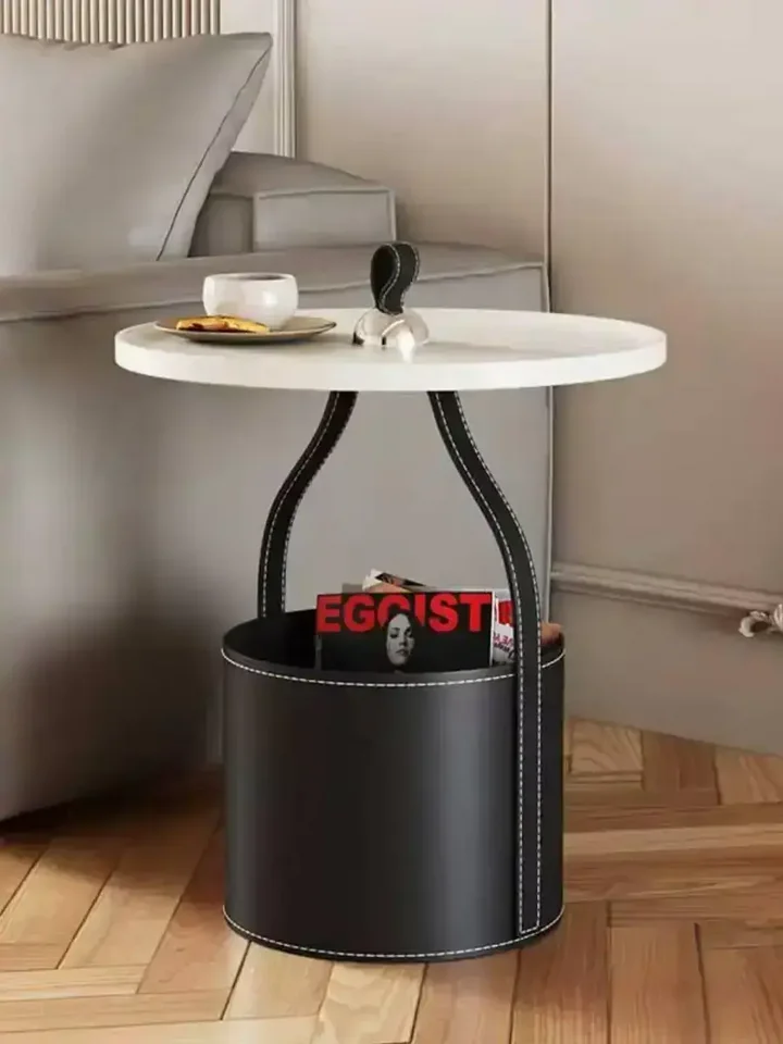 Stolik kawowy nowoczesny okrągły z ekosóry Tavolino z dodatkowymi elementami dekoracyjnymi. Aranżacja nowoczesnego wnętrza od Primavera Home.