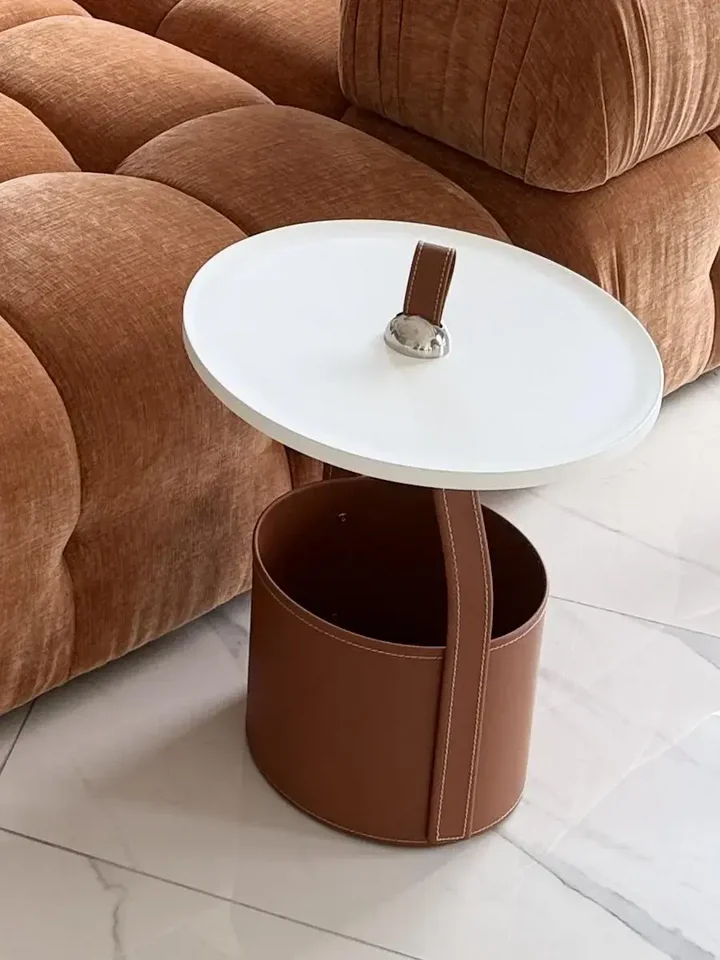 Stylizacja stolika kawowego Tavolino z książką, idealna do relaksu w nowoczesnym wnętrzu, meble od Primavera Home.