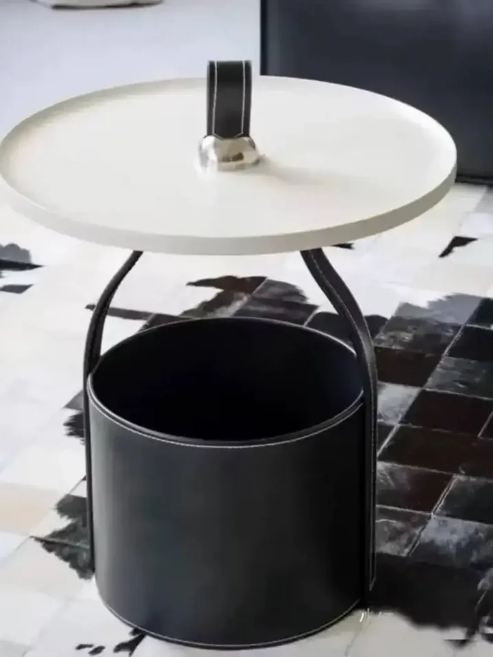Stolik kawowy nowoczesny okrągły z ekosóry Tavolino w ujęciu z przodu. Ekspozycja w salonie od Primavera Home.