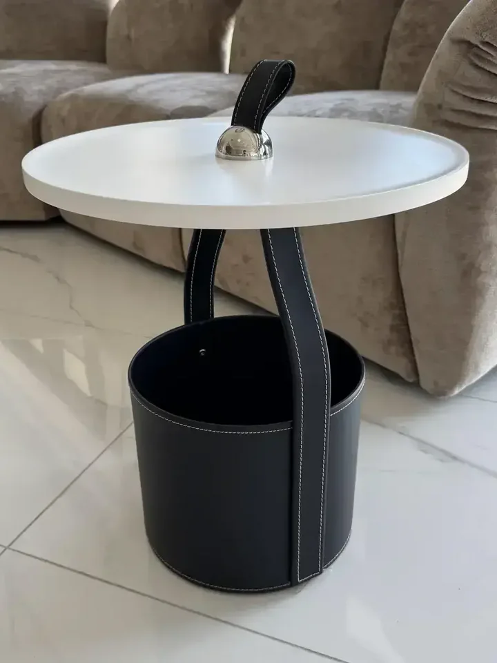Detal blatu stolika kawowego nowoczesnego okrągłego z ekosóry Tavolino ukazujący jego elegancję. Meble na zamówienie od Primavera Home.