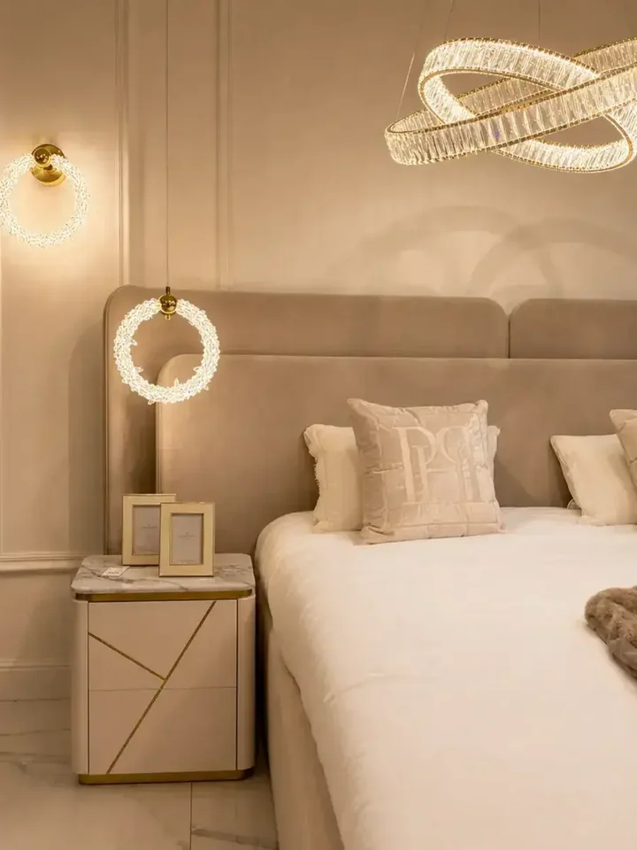Lampa Wisząca Kryształowa Złota ICE XS w przytulnym saloniku, doskonale pasująca do całości od Primavera Home.