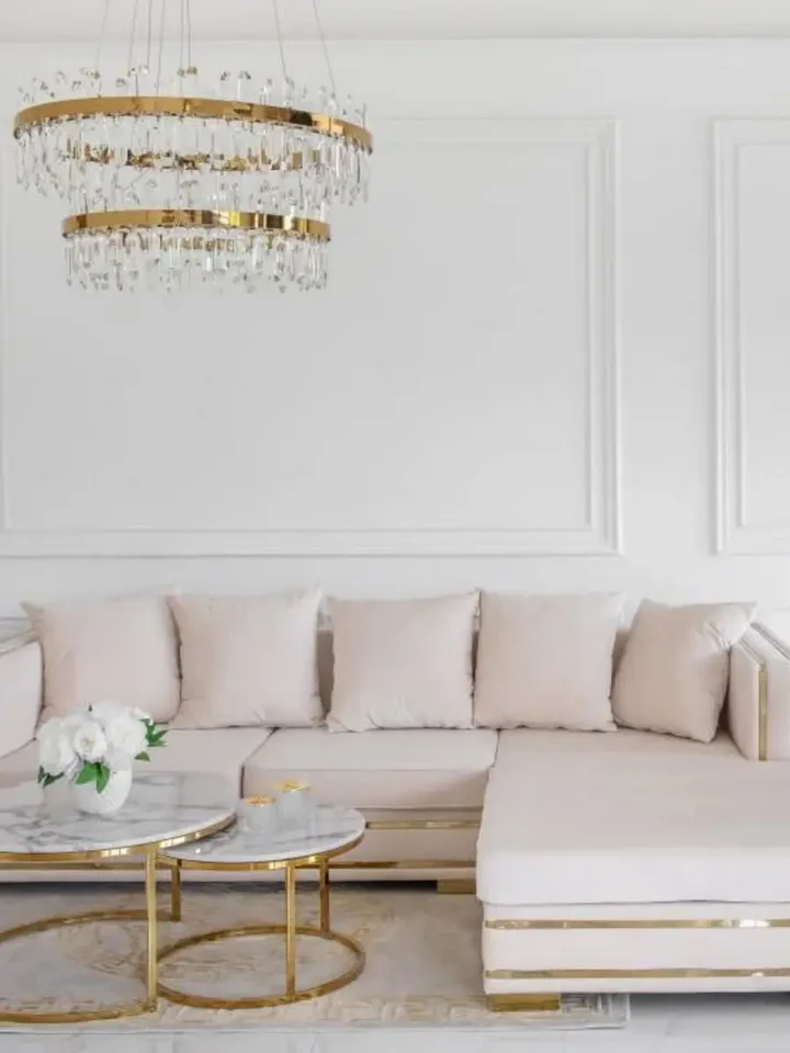 Widok z góry na aksamitny narożnik MONACO w eleganckim wnętrzu. Aranżacja nowoczesnego wnętrza od Primavera Home.