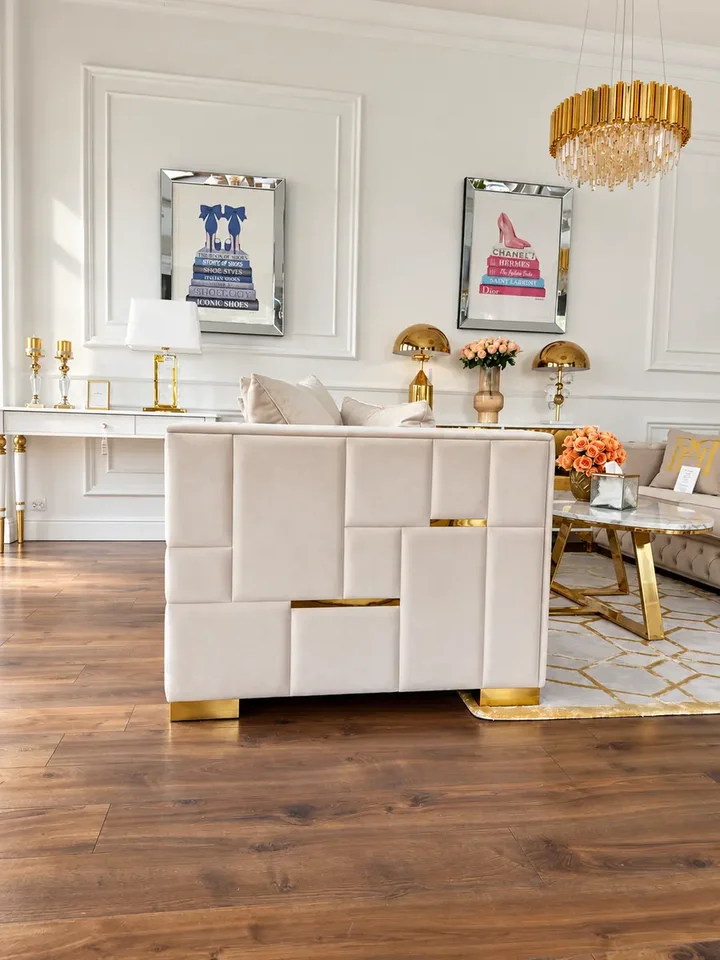 Aksamitny złoty narożnik z funkcją spania PALACE z boku, ukazujący jego elegancki kształt. Meble na zamówienie od Primavera Home.