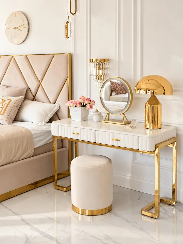 Beżowo-złota toaletka z lustrem. Welurowa konsola glamour w komplecie z dekoracjami, tworząc elegancki zakątek w wnętrzu. Primavera Home.