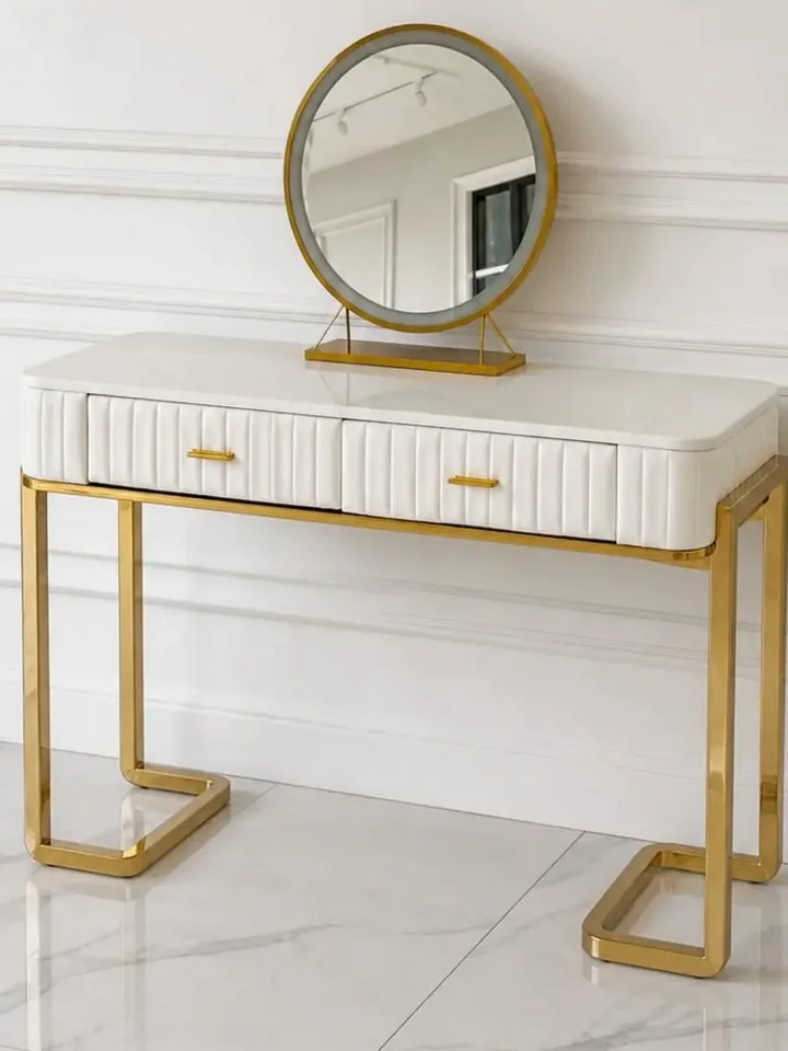 Beżowo-złota toaletka z lustrem. Welurowa konsola glamour stylizowana z dodatkami, nadającymi jej wyjątkowy charakter. Primavera Home.