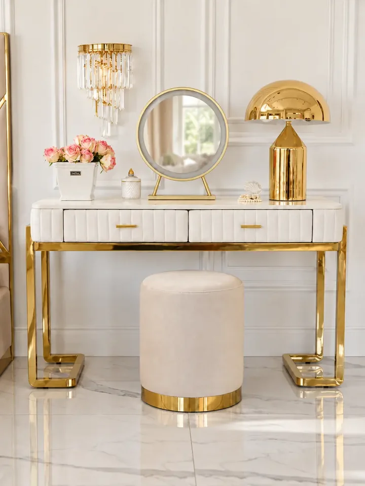 Beżowo-złota toaletka z lustrem. Welurowa konsola glamour widziana od dołu, eksponująca jej elegancką formę. Meble na zamówienie od Primavera Home.