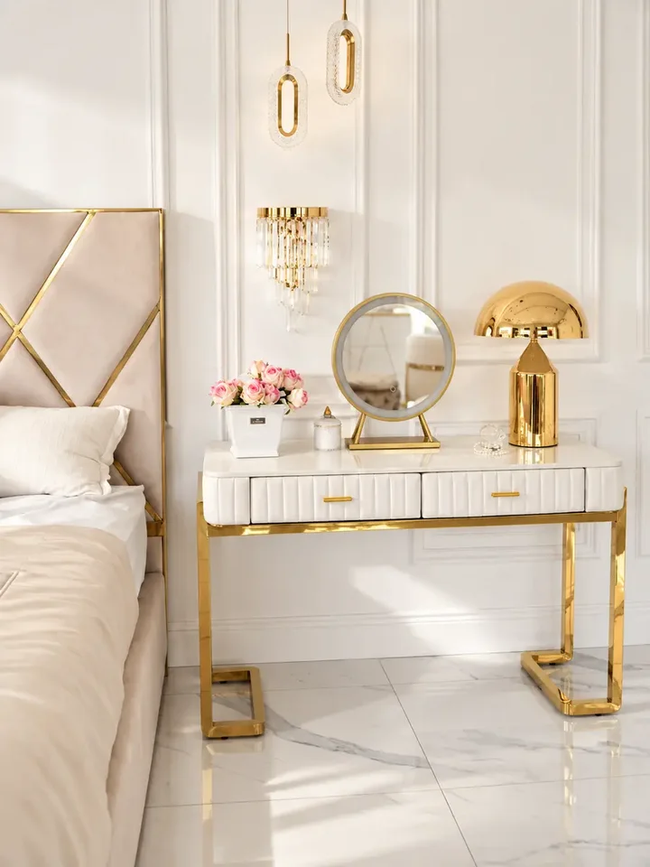 Beżowo-złota toaletka z lustrem. Welurowa konsola glamour w zbliżeniu, akcentująca jakość materiałów. Ekspozycja w salonie od Primavera Home.