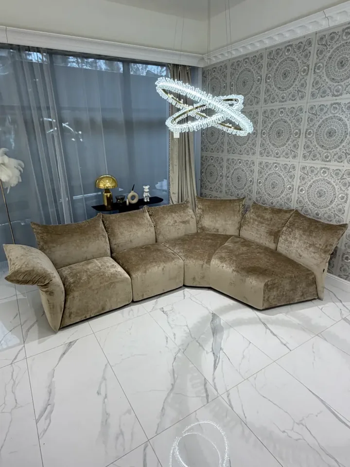 Modulowa perspektywa Designerskiej Sofy Modułowej Lilia Nowoczesna. Ekspozycja w salonie od Primavera Home.