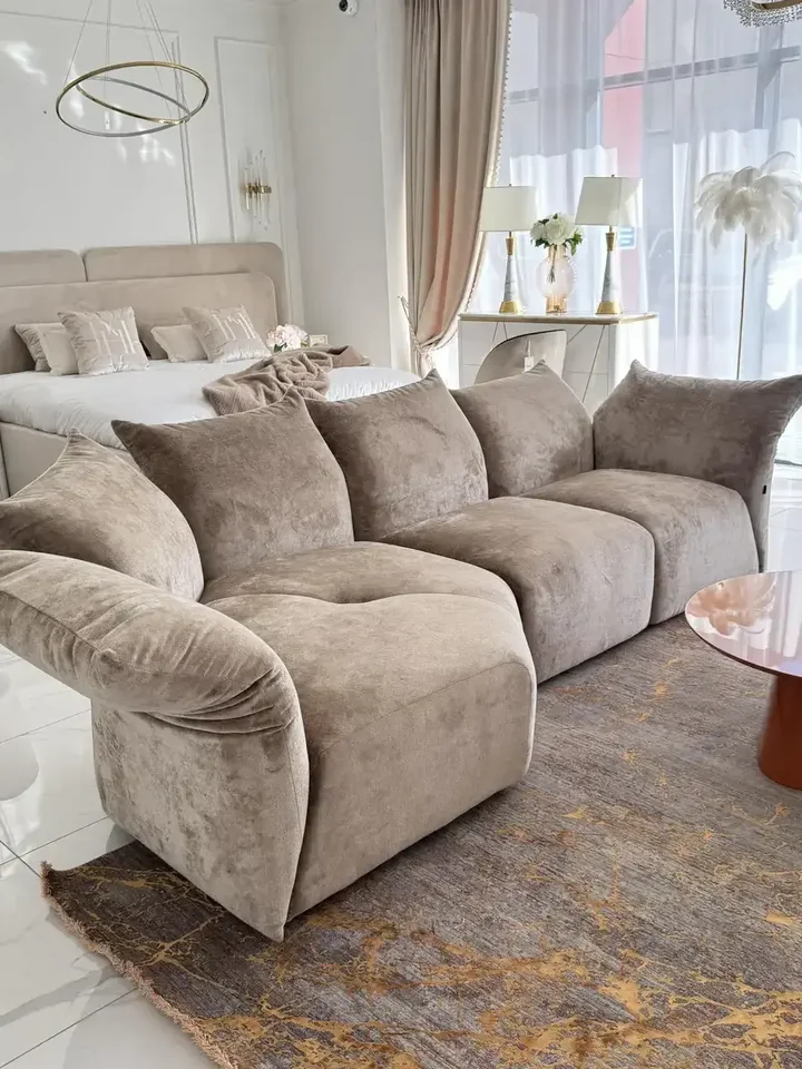 Salonowa perspektywa Designerskiej Sofy Modułowej Lilia Nowoczesna. Meble na zamówienie od Primavera Home.