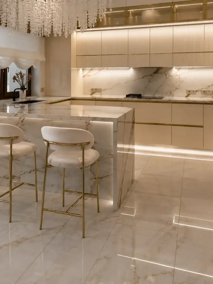 NOWOŚCI -- Hoker w stylu włoskim beżowy złoty nowoczesny desing JULIA w perspektywie, ukazujący jego elegancki styl. Ekspozycja w salonie od Primavera Home.