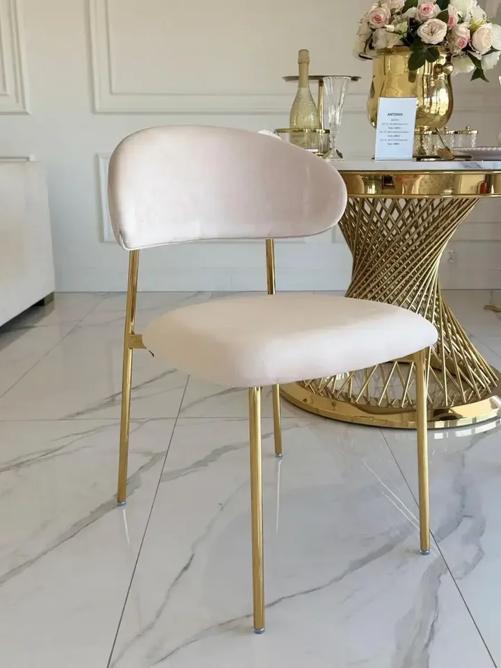 Designerskie Krzesło Julia – Złoto i Beż w nowoczesnym odcieniu. Meble na zamówienie od Primavera Home.