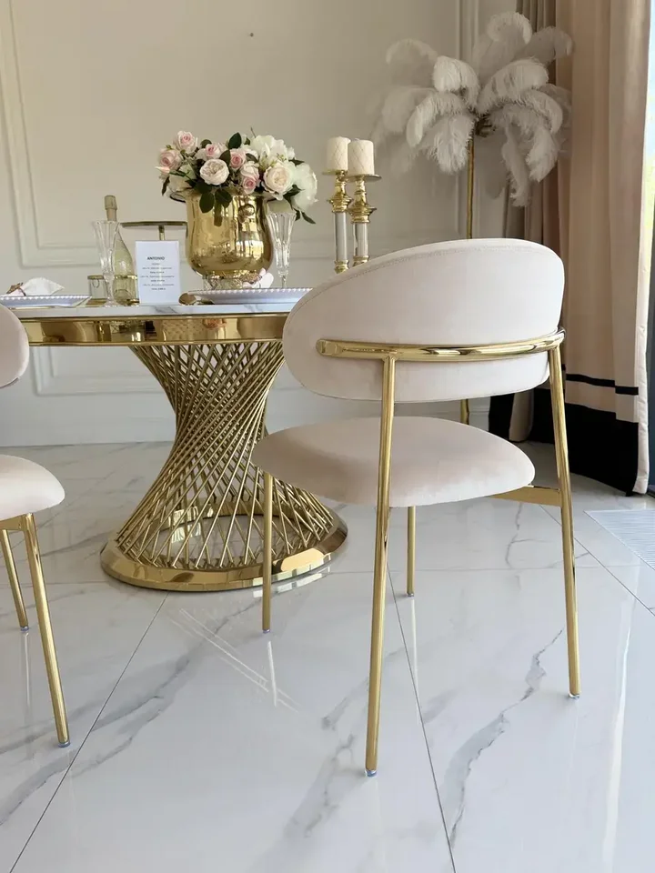 Designerskie Krzesło Julia – Złoto i Beż w stylizacji. Detal wykończenia od Primavera Home.