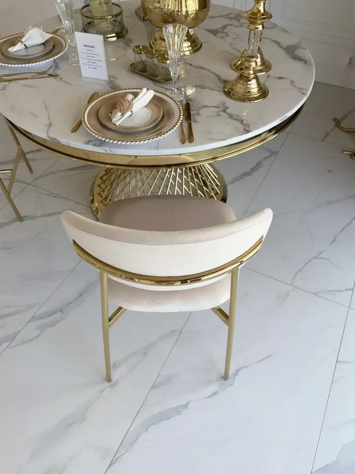 Designerskie Krzesło Julia – Złoto i Beż w aranżacji z innymi meblami. Aranżacja nowoczesnego wnętrza od Primavera Home.