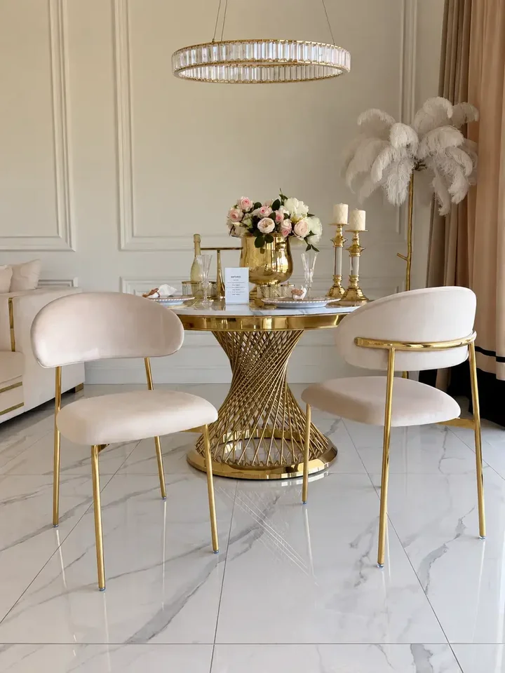 Designerskie Krzesło Julia – Złoto i Beż z perspektywy. Aranżacja nowoczesnego wnętrza od Primavera Home.