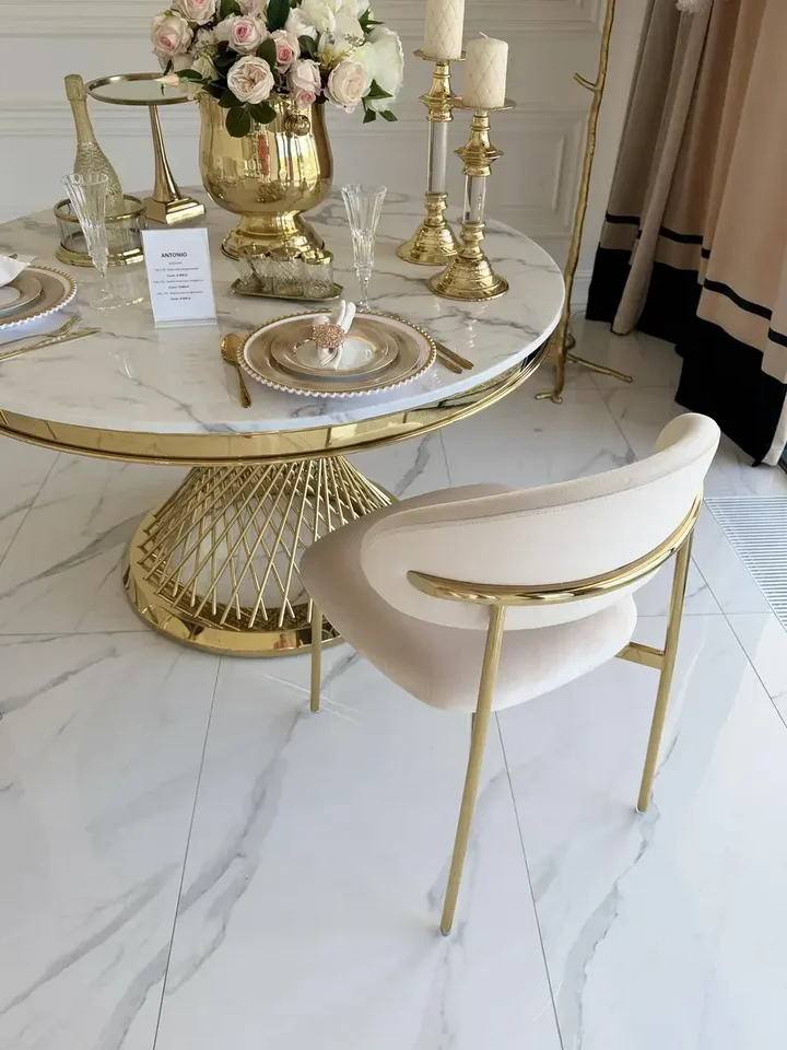 Designerskie Krzesło Julia – Złoto i Beż w dalszym ujęciu. Ekspozycja w salonie od Primavera Home.