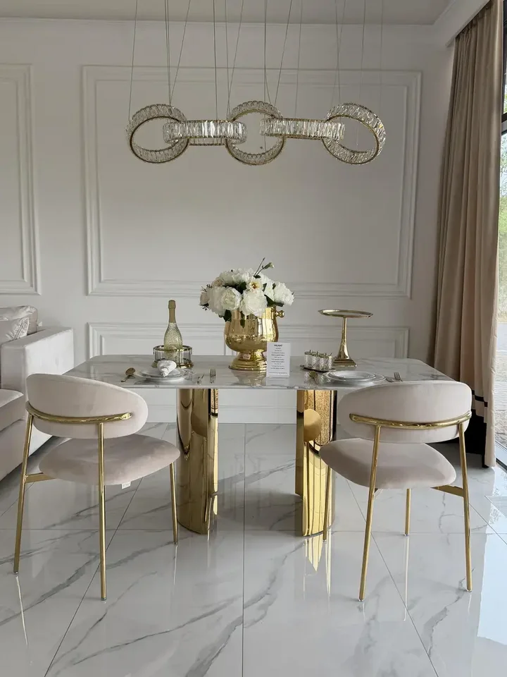 Designerskie Krzesło Julia – Złoto i Beż, detal tkaniny. Meble na zamówienie od Primavera Home.