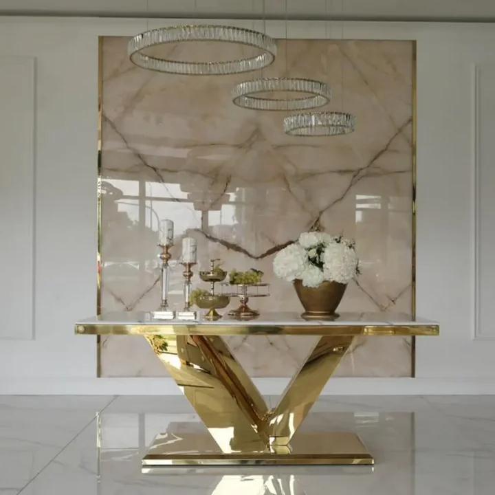 Zbliżenie detalu blatu stołu z konglomeratem w salonie Primavera Home.
