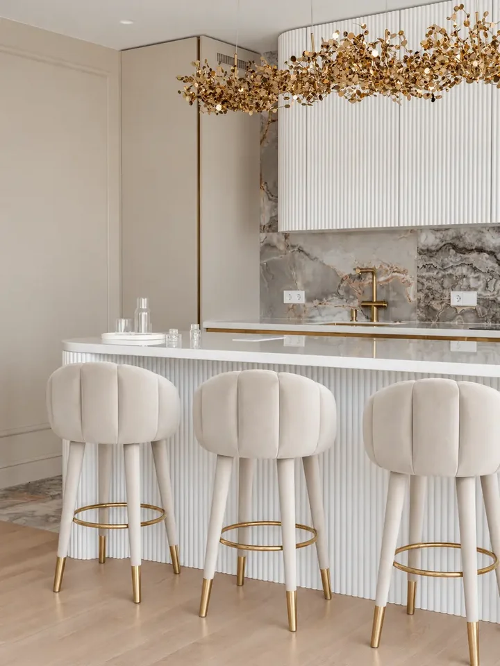 Widok z boku hokera, uwydatniający jego elegancki kształt. Ekspozycja w salonie od Primavera Home.