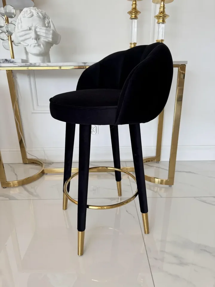 Hoker Glamour DIANA Czarny Złoty Tapicerowany w aranżacji z innymi meblami. Detal wykończenia od Primavera Home.
