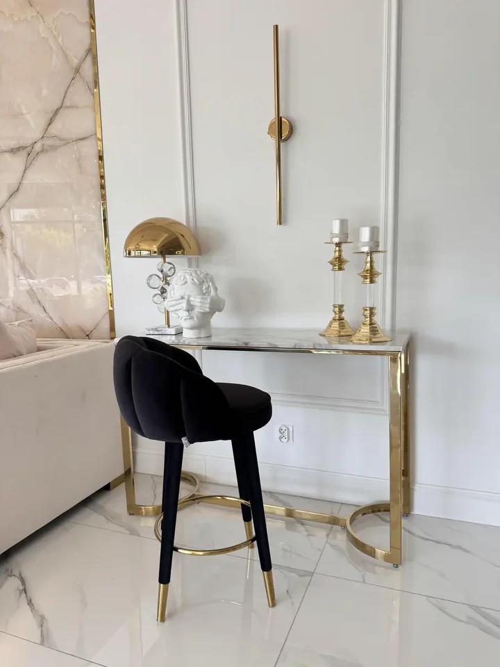 Hoker Glamour DIANA Czarny Złoty Tapicerowany w perspektywie. Ekspozycja w salonie od Primavera Home.