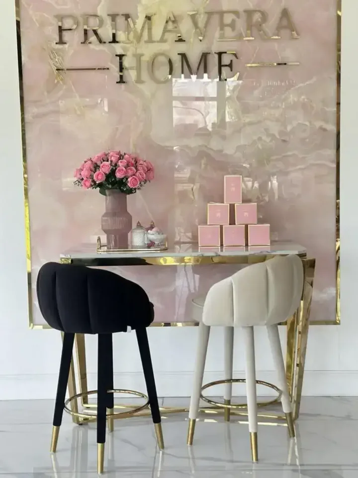 Hoker Glamour DIANA Czarny Złoty Tapicerowany z dolnego widoku, podkreślający jego stabilność. Ekspozycja w salonie od Primavera Home.