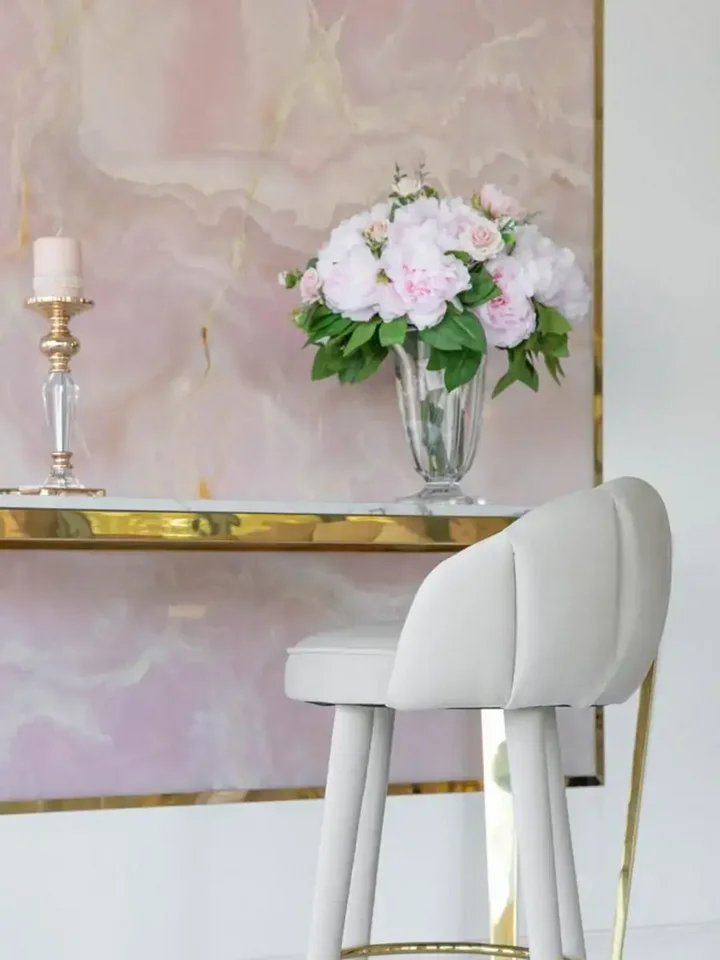 Widok z góry hokera, ukazujący jego designerskie detale. Ekspozycja w salonie od Primavera Home.
