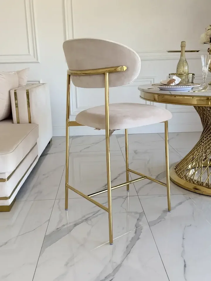 NOWOŚCI -- Hoker w stylu włoskim beżowy złoty nowoczesny desing JULIA z mniej znanego kąta, ukazujący jego elegancki wygląd. Aranżacja nowoczesnego wnętrza od Primavera Home.
